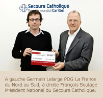 Photo d'une remise de ch�que aupr�s d'une antenne d�partementale du secours catholique